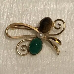 Vintage and very lovely Well's 1/20 12K gold filled scarab & pearl brooch